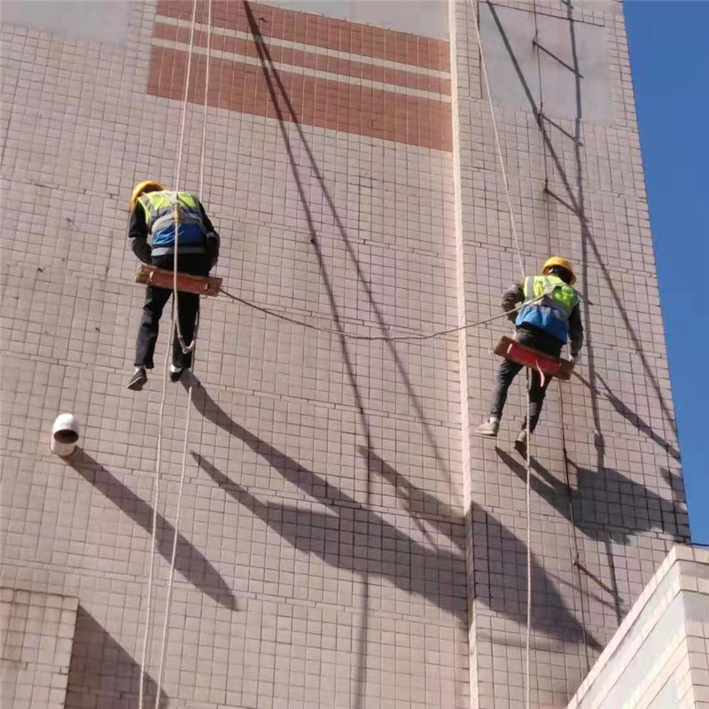 中航油蜘蛛人檢查外墻瓷磚空鼓部位